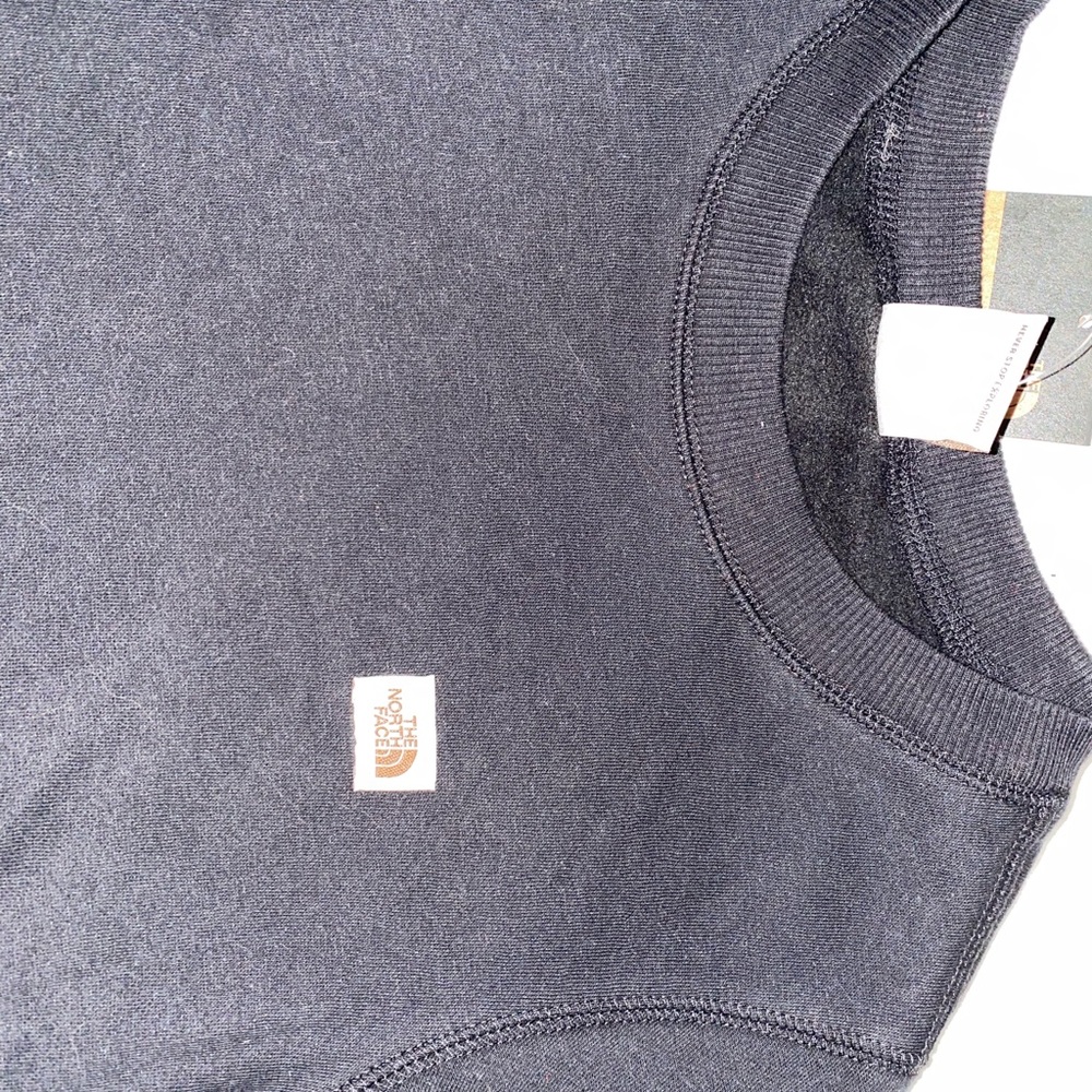 North Face Black Crew Neck Sweatshirt. NEVER WORN. TAGS STILL ON. BRAND NEW.